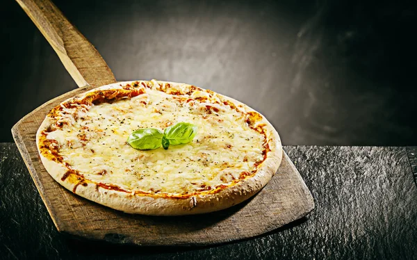 Cozinhando Pizza Margherita Italiano Quente Coberto Com Queijo Mussarela Derretido — Fotografia de Stock
