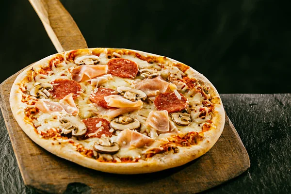 Fresco Assado Pizza Italiana Com Presunto Cogumelos Salame Servido Inteiro — Fotografia de Stock