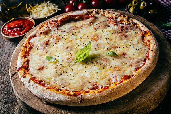 Pizza Margarita Italiana Assada Fresca Com Queijo Mussarela Derretido Uma — Fotografia de Stock