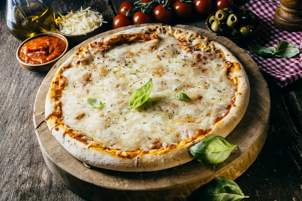 Preparando Pizza Italiana Margarita Caseira Uma Cozinha País Com Ingredientes — Fotografia de Stock