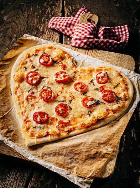 Gebackene Herzförmige Hausgemachte Pizza Mit Mozzarella Und Tomatenscheiben Auf Pergamentpapier — Stockfoto