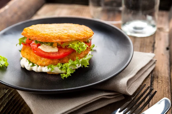 Tortitas Patata Con Tomates Queso Crema Ensalada Plato —  Fotos de Stock