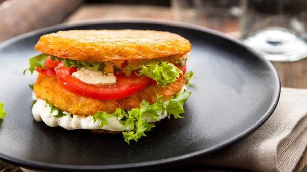 Tortitas Patata Con Tomates Queso Lechuga Plato —  Fotos de Stock