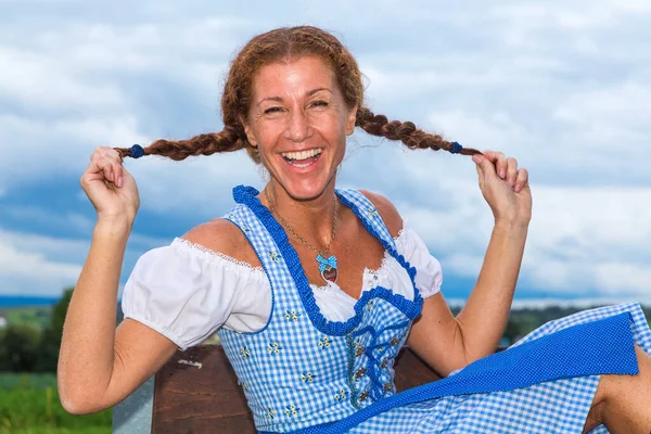 Junge Frau Dirndel Zeigt Ihre Zöpfe — Stockfoto