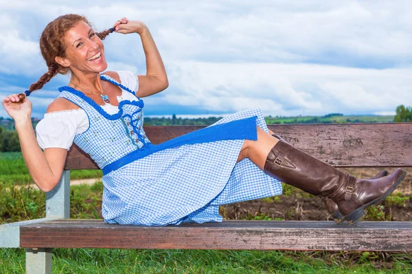 Junge Frau Dirndel Zeigt Ihre Zöpfe — Stockfoto