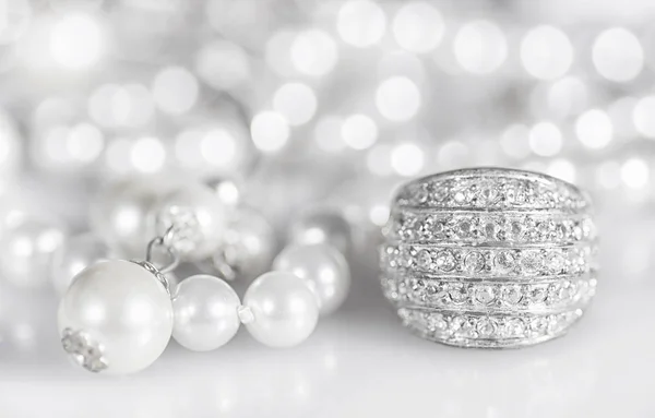 镶有珍珠和钻石的银珠宝 — 图库照片