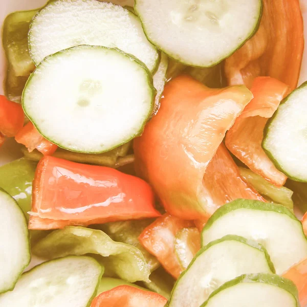 Vintage Uitziende Groene Salade Met Sla Groenten Paprika Komkommers — Stockfoto