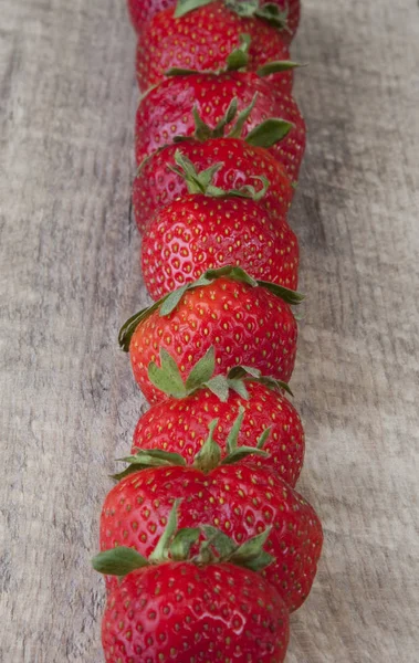 Erdbeeren Einer Reihe Auf Einem Holzbrett — Stockfoto
