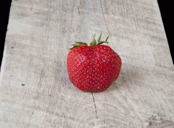 Een Aardbei Een Van Hout Grondslag — Stockfoto