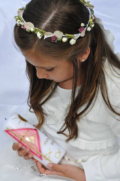 白いドレスを着たコムニモン族の可愛い女の子 — ストック写真