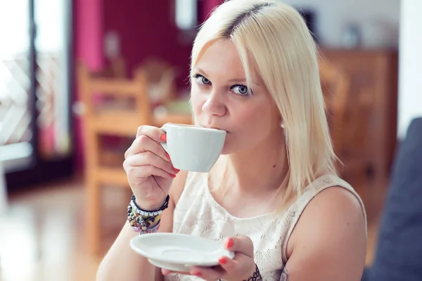Sorrindo Loira Jovem Com Uma Xícara Café Sala Estar — Fotografia de Stock