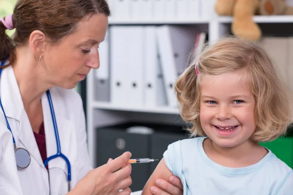 Pediatra Białym Fartuchu Wstrzyknęła Lek — Zdjęcie stockowe