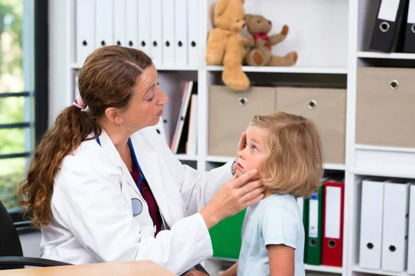 Vrouwelijke Kinderarts Wit Lab Jas Onderzocht Klein Meisje — Stockfoto