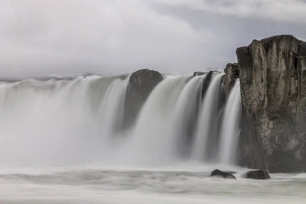 Bella Cascata Sullo Sfondo Della Natura — Foto Stock