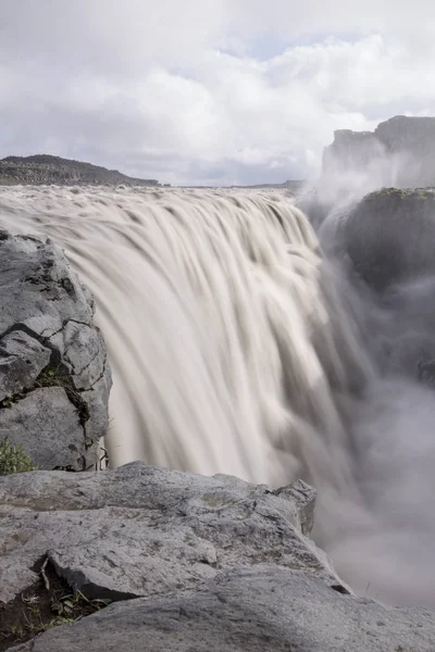 Bella Cascata Sullo Sfondo Della Natura — Foto Stock