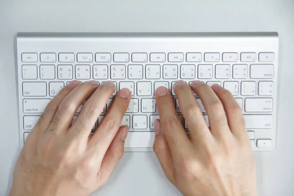 Hombre Con Las Manos Teclado Del Ordenador — Foto de Stock