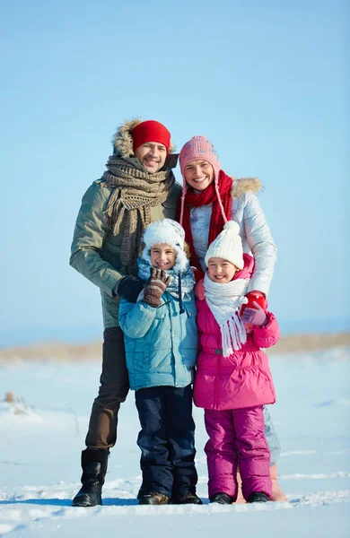 Felice Famiglia Quattro Persone Abbigliamento Invernale Guardando Fotocamera All Aperto — Foto Stock