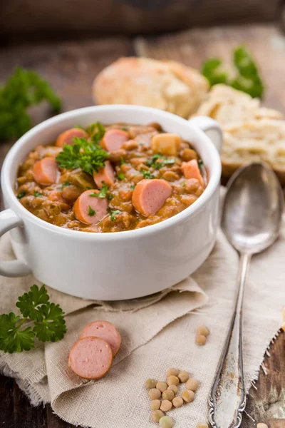 Ensopado Lentilha Fresca Com Salsicha Salsa — Fotografia de Stock