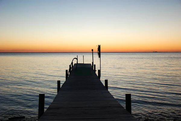 Ηλιοβασίλεμα Στην Προβλήτα Κολύμβησης Στην Ακτή Του Σουηδικού Νησιού Oland — Φωτογραφία Αρχείου