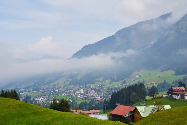 Вид Село Горах Альпах — стокове фото