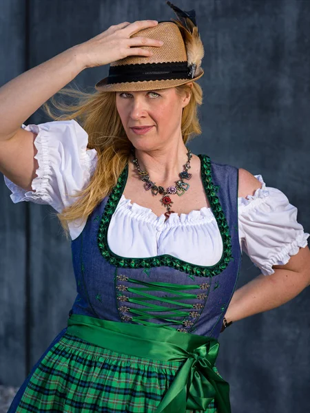 Όμορφη Βαυαρική Γυναίκα Μακριά Ξανθά Μαλλιά Στα Παραδοσιακά Ρούχα Έτοιμη — Φωτογραφία Αρχείου
