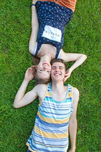 Unga Lyckliga Par Gräset — Stockfoto