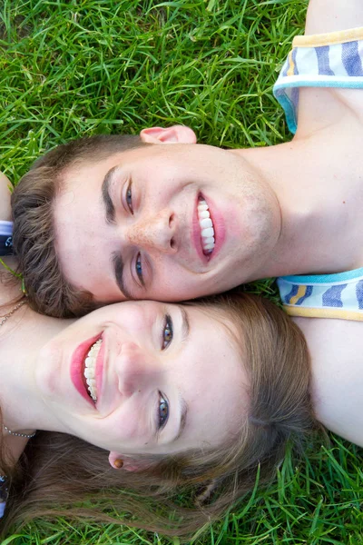 草の中の若い幸せなカップルは — ストック写真