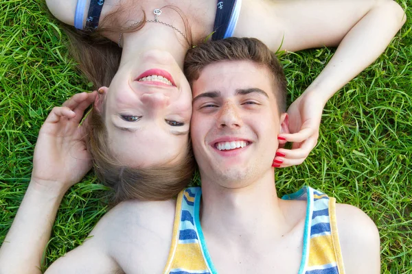 草の中の若い幸せなカップルは — ストック写真