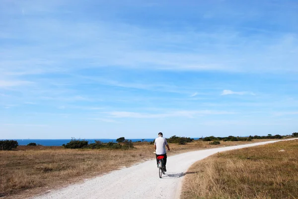 Bicicleta Sênior Uma Estrada Cascalho Sinuosa Longo Costa Ilha Sueca — Fotografia de Stock