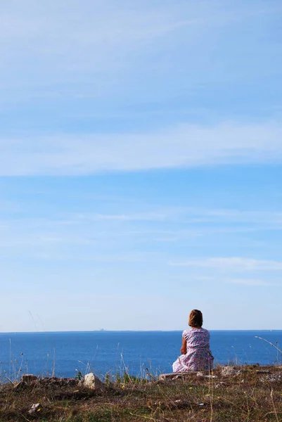 Donna Che Rilassa Sedendosi Sulla Costa Con Ampia Vista Sull — Foto Stock