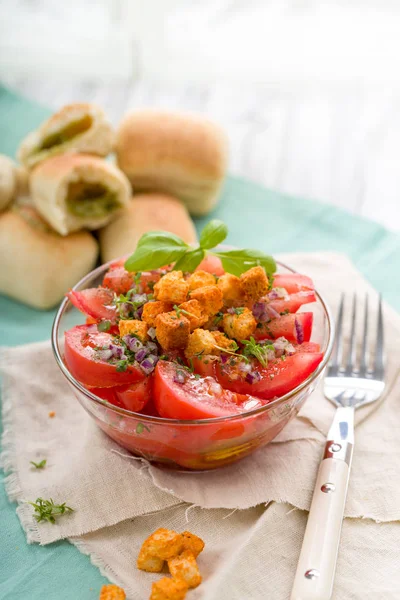 Salada Tomate Com Ervas Manjericão Croutons — Fotografia de Stock