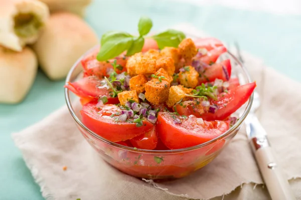 Salada Tomate Com Ervas Manjericão Croutons — Fotografia de Stock