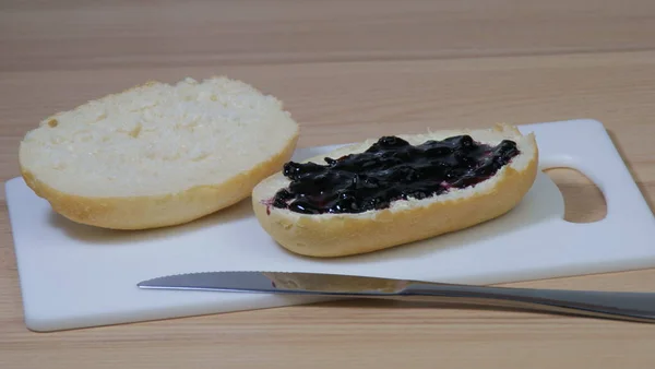 Rouleau Coupé Deux Avec Cru Avec Confiture Myrtilles Moitié Lubrifiée — Photo