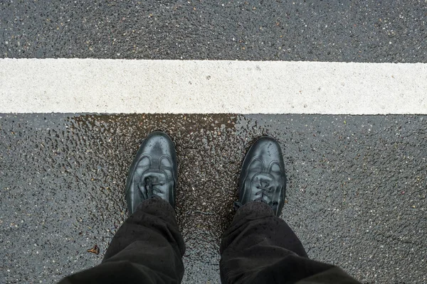 Ноги Обуви Мокрой Земле Белыми Полосками — стоковое фото