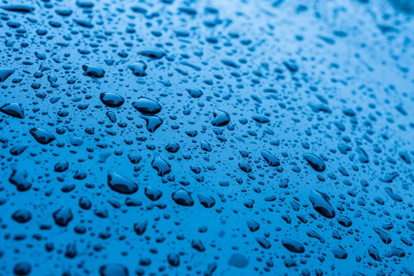 Agua Cae Sobre Pintura Azul Como Base — Foto de Stock