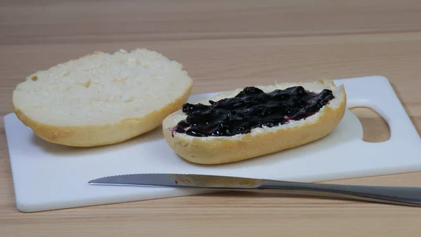 Rouleau Coupé Deux Avec Cru Avec Confiture Myrtilles Moitié Lubrifiée — Photo