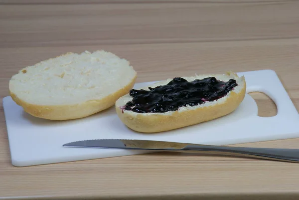 Rouleau Coupé Deux Avec Cru Avec Confiture Myrtilles Moitié Lubrifiée — Photo