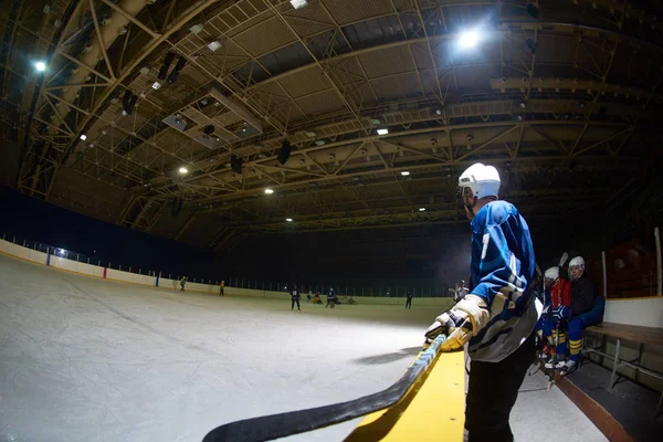 Eishockeyspieler Eine Gruppe Von Teamfreunden Wartet Auf Der Bank Auf — Stockfoto