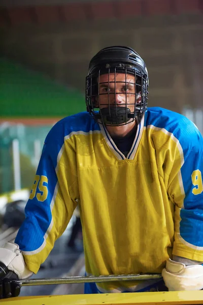 Ung Ishockeyspelare Porträtt Träning Svart Bakgrund — Stockfoto