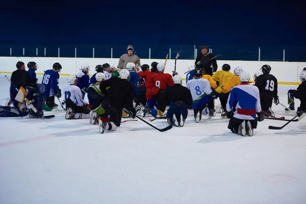 Ishockeyspelare Grupp Möte Med Tränare Idrottsarenan Inomhus — Stockfoto