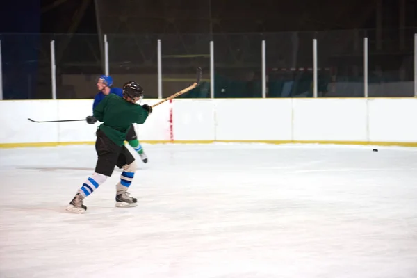 Ijshockeyspeler Actie Schoppen Met Stok — Stockfoto