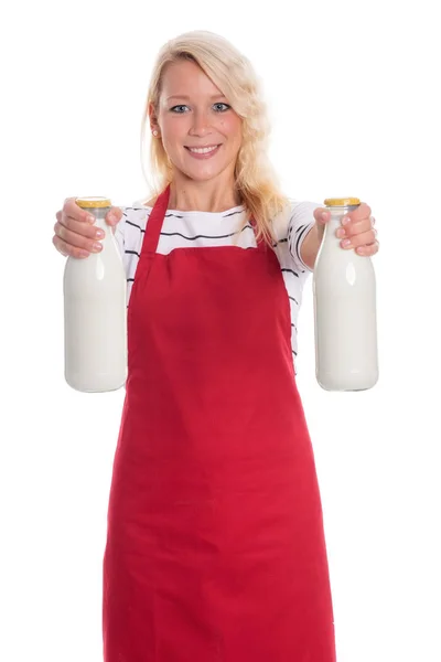 2本の牛乳を持っている赤いエプロンの主婦 — ストック写真