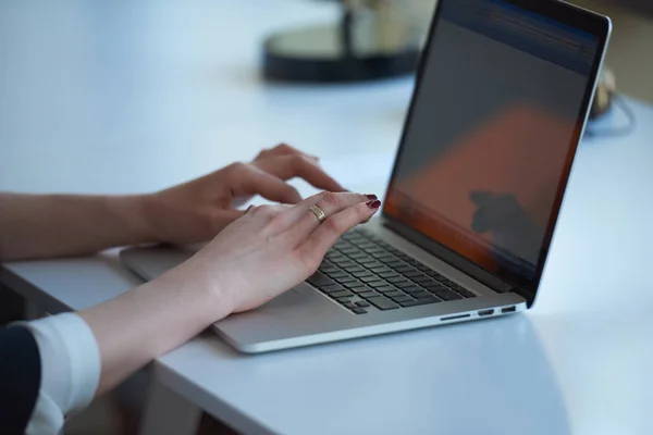 Geschäftsfrau Arbeitet Modernen Büro Computer — Stockfoto