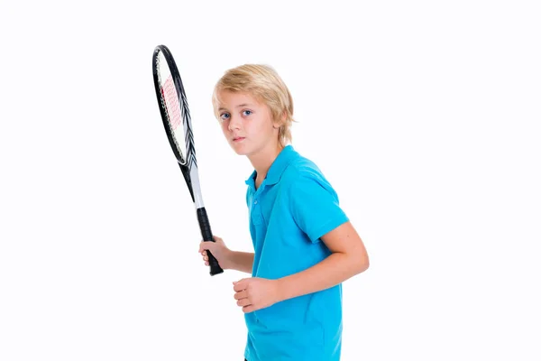 Blond Pojke Med Tennisracket Framför Vit Bakgrund — Stockfoto