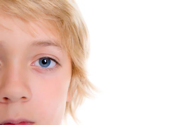 Närbild Blond Pojke Med Blå Ögon Framför Vit Bakgrund — Stockfoto