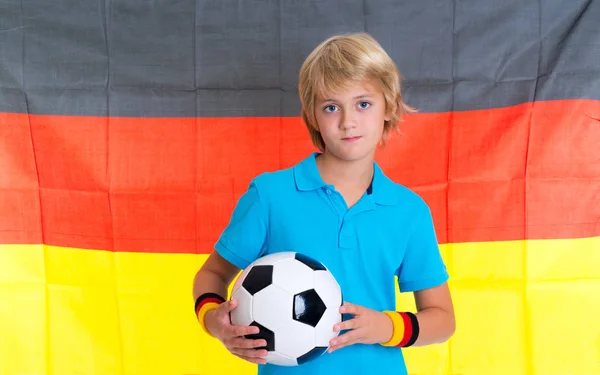 Ragazzo Biondo Con Pallone Calcio Davanti Alla Bandiera Tedesca — Foto Stock