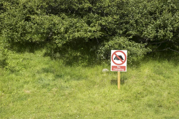 Kein Camping Schild Auf Einem Perfekten Campingplatz — Stockfoto