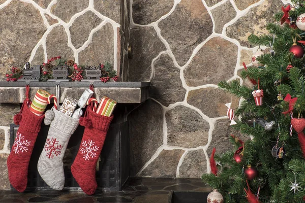 Medias Colgando Una Chimenea Junto Árbol Navidad Mañana Navidad — Foto de Stock