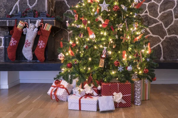 Medias Colgando Una Chimenea Junto Árbol Navidad Mañana Navidad — Foto de Stock