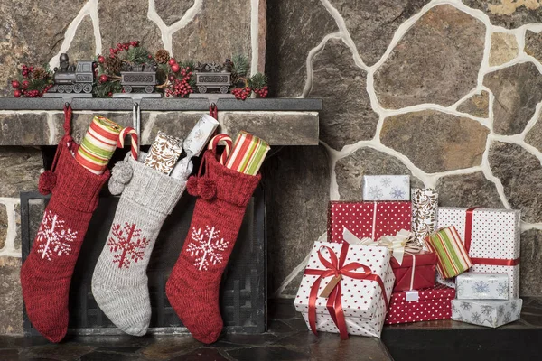 Γεμιστές Κάλτσες Κρεμασμένες Στο Τζάκι Πρωί Των Χριστουγέννων — Φωτογραφία Αρχείου